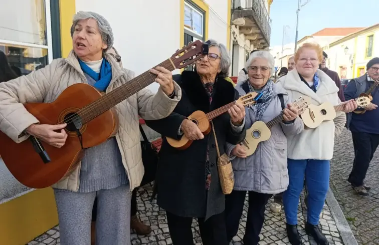 Grupo de mulheres a tocar instrumentos musicais no Dia de Reis